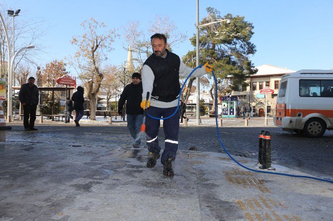 Karaman Belediyesi’nden Kar Ve Buz Mesaisi