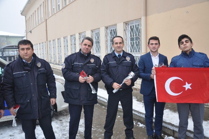 Lise Öğrencilerinden Asılsız İhbar İle Okula Çağırdıkları Polise Müthiş Sürpriz