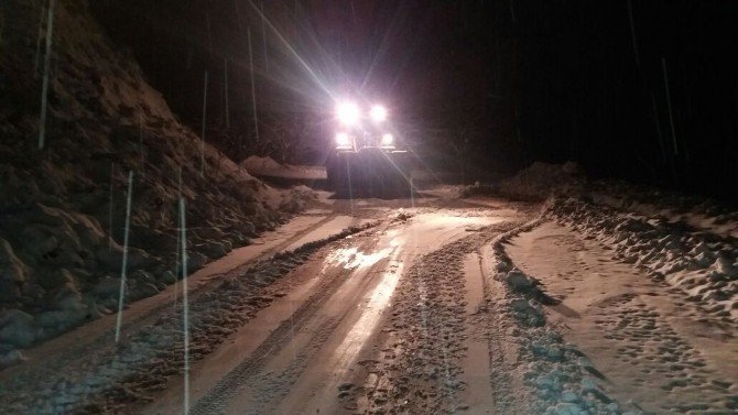 Kar Küreme Bıçaklarıyla Köy Yolları Temizleniyor