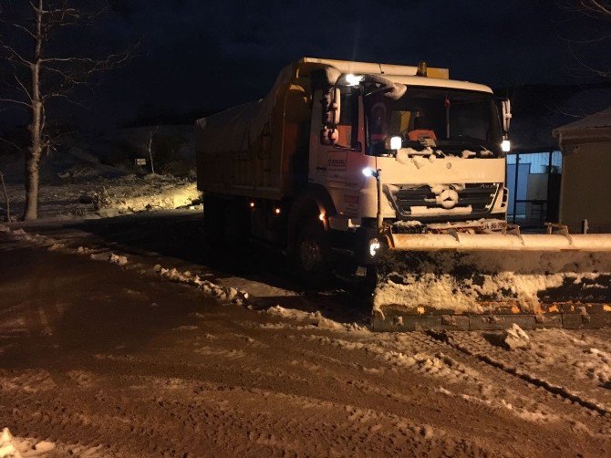 Kar Küreme Bıçaklarıyla Köy Yolları Temizleniyor