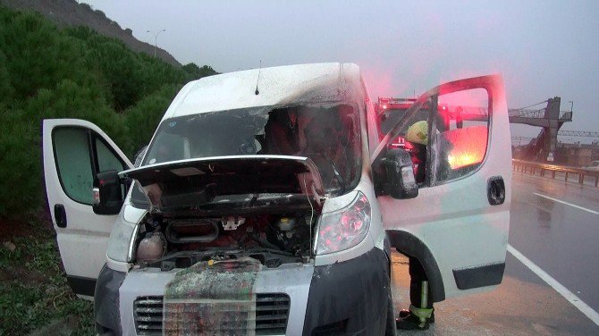 İçinde 15 Öğrenci Bulunan Servis Seyir Halinde Alev Aldı