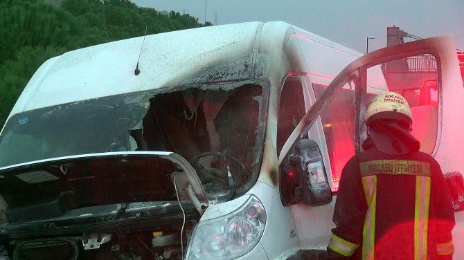 İçinde 15 Öğrenci Bulunan Servis Seyir Halinde Alev Aldı