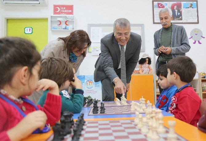 Mezitli Belediyesi’nden Miniklere Satranç Kursu