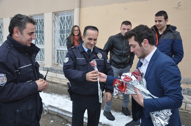 Lise Öğrencilerinden Asılsız İhbar İle Okula Çağırdıkları Polise Müthiş Sürpriz