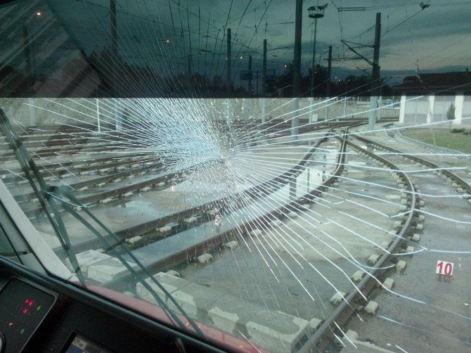 Tramvaya Atılan Taşlı Kartopu Seferlerin Aksamasına Yol Açtı