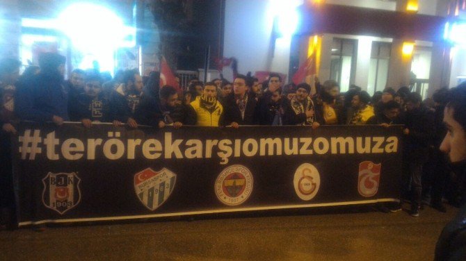 Üniversite Futbol Taraftar Grupları Sokağa Dökülerek Terörü Lanetledi