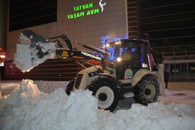 Tatvan’da Kar Temizleme Çalışması