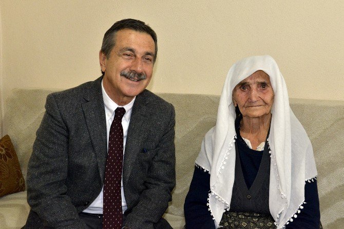 Başkan Ataç 93 Yaşındaki Feride Teyzeyi Ziyaret Etti