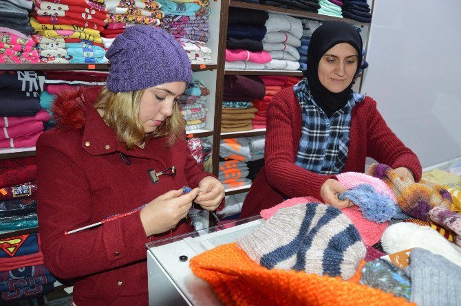 “Çocuklar Gülsün” Diye Atkı Ve Bere Örüyorlar