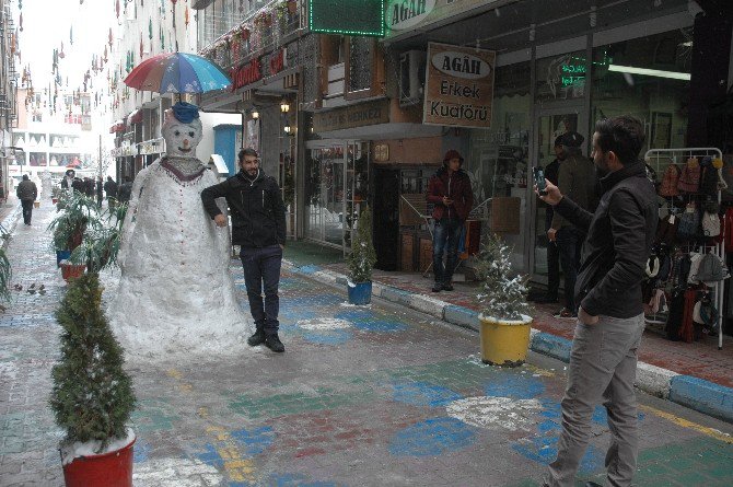 Esnaf Kar Yağışını Eğlenceye Çevirdi