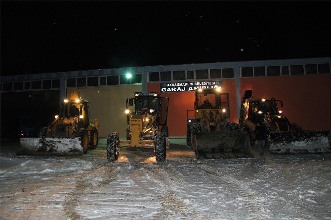 Akdağmadeni Belediyesinin Karla Mücadelesi Sürüyor