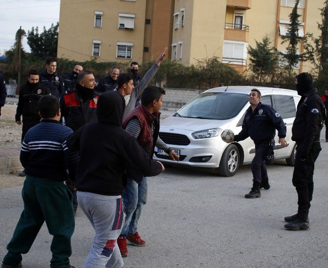 Antalya’da Polis, Çocuklarla Top Oynadı