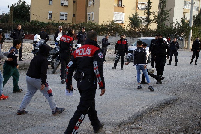 Antalya’da Polis, Çocuklarla Top Oynadı