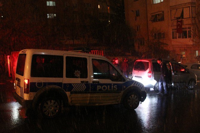 Ataşehir’de Dur İhtarına Uymayan Şüpheliler Polise Ateş Açtı