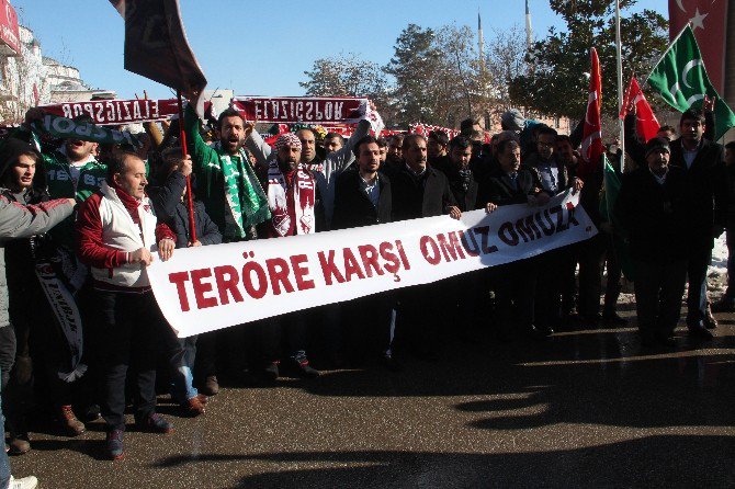 Taraftarlardan Teröre Lanet Yürüyüşü