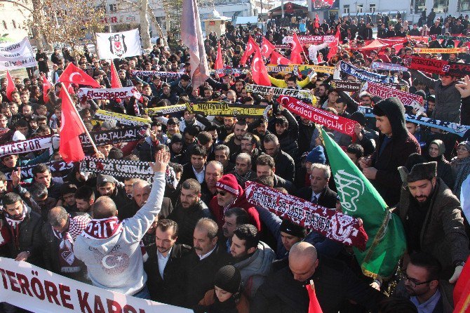 Taraftarlardan Teröre Lanet Yürüyüşü