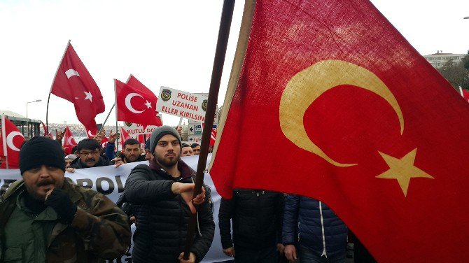 Emekli Özel Harekatçılar Şehitler Tepesi’nde Teröre Lanet Yağdırdı