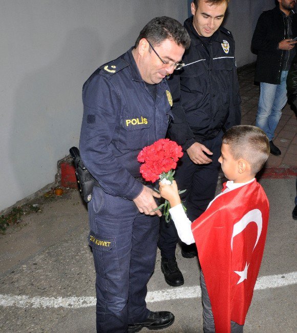 Antalya’da Polise Kırmızı Karanfilli Destek