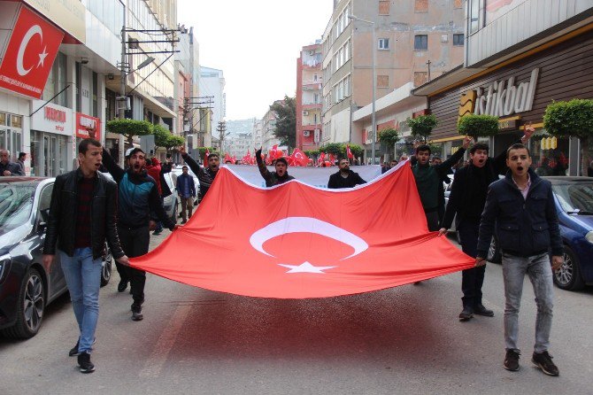 İskenderun’da Teröre Lanet, Şehitlere Saygı Yürüyüşü