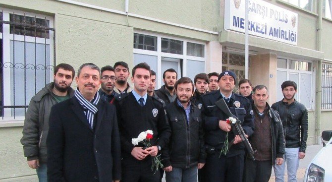 Tek Tek Harflerle Oluşturdukları ’Polisimin Yanındayım’ Yazısıyla Polislere Destek Oldular