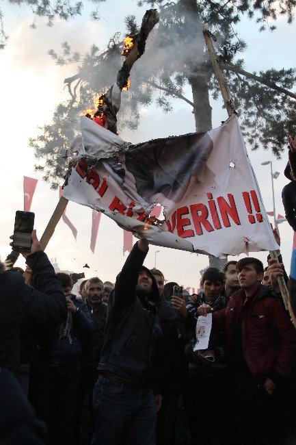 Öcalan, Demirtaş Ve Üstündağ’ın Pankartını Ateşe Verdiler