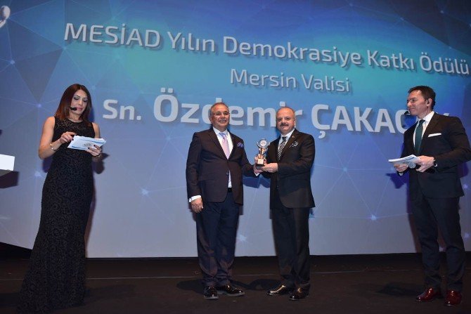 Vali Çakacak’a ‘Demokrasiye Katkı Ödülü’