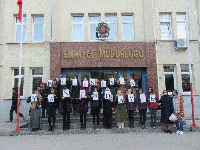 Tek Tek Harflerle Oluşturdukları ’Polisimin Yanındayım’ Yazısıyla Polislere Destek Oldular