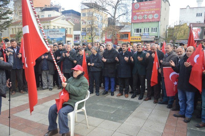 Binlerce Kişi Şehitler İçin Toplandı