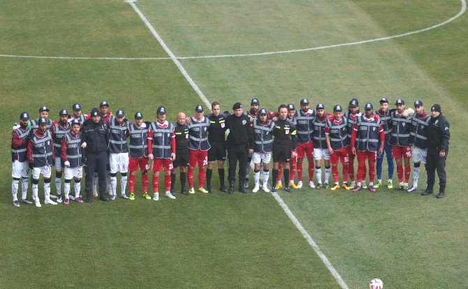 Bandırmaspor Ve Sivasspor Sahaya Polis Üniformasıyla Çıktı