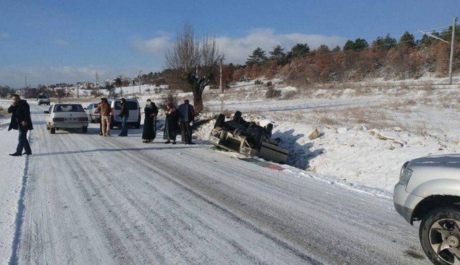 Tavşanlı’da Trafik Kazası: 3 Yaralı