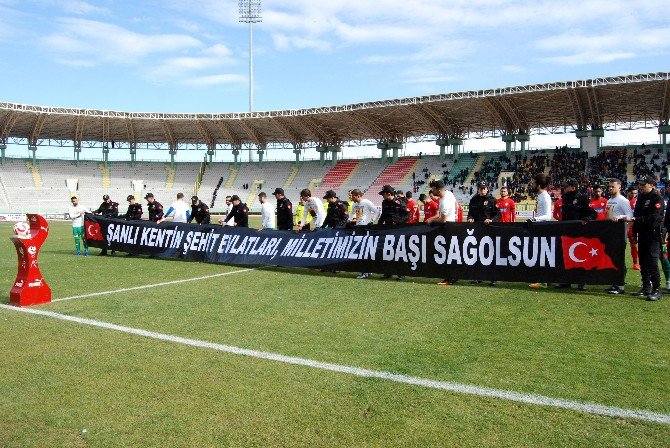 Futbolcular, Polislerle Birlikte Sahaya Pankartla Çıktı