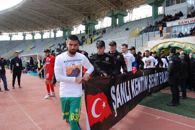 Futbolcular, Polislerle Birlikte Sahaya Pankartla Çıktı