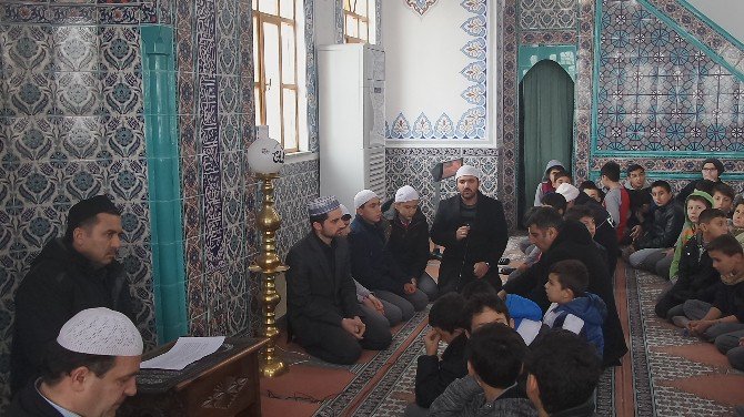 Tosya’da Öğrenciler Şehitler İçin Hatim-i Şerif Okudu