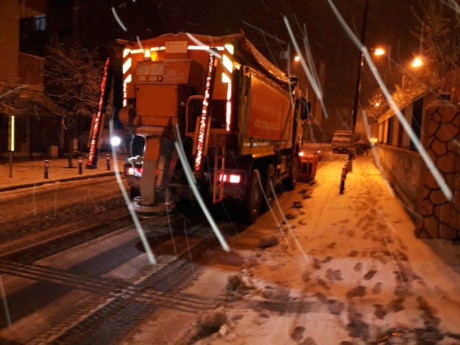 Ümraniye’de Kar Timleri İş Başında