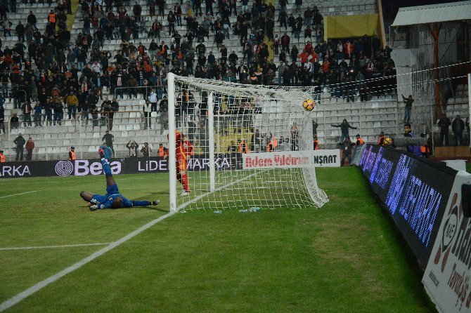 Adana’da Maç Bitti Tribünler Karıştı