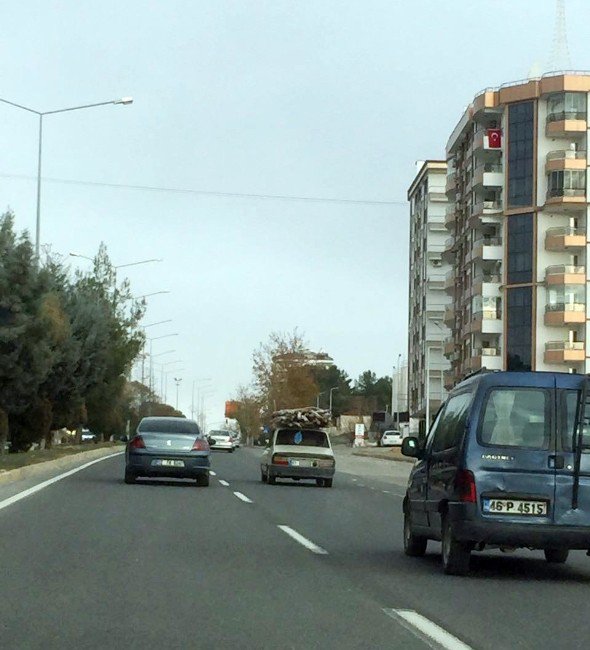 Üzerine Kalıp Tahtaları Yüklenen Otomobil Tehlike Saçtı