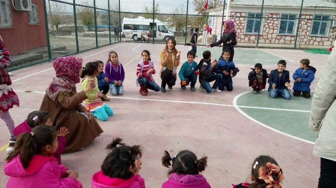 Öğrencilere Atkı Bere Ve Kırtasiye Malzemeleri Dağıtıldı