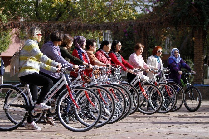 Antalya Trafiğini Bisikletli 10 Bin Kadın Rahatlatacak