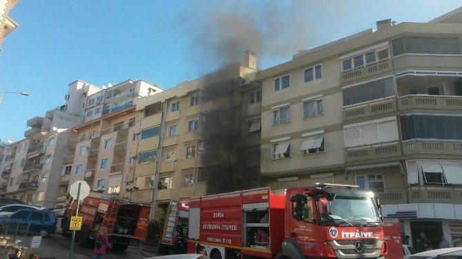 Sitenin Otoparkında Yanan Araç Korkuttu