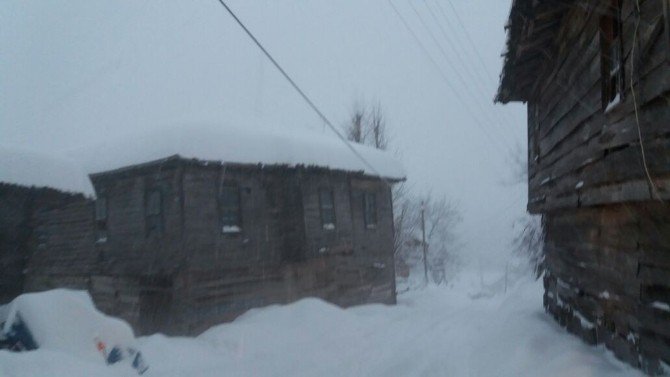 İnebolu’da Ve Cide’de Etkili Olan Kar Yağışı Hayatı Durdurdu