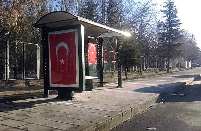 Patlamanın Meydana Geldiği Durağa Türk Bayrakları Asıldı