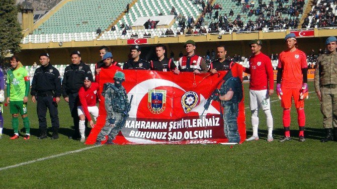 Futbolculara Sahaya Polis Ve Asker Beresi İle Çıktı