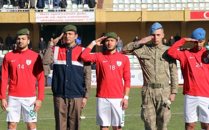 Futbolculara Sahaya Polis Ve Asker Beresi İle Çıktı