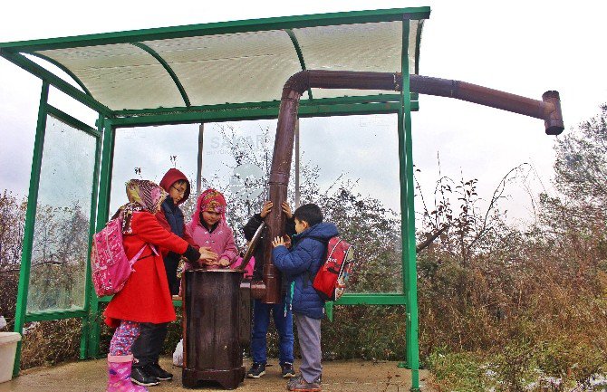 Çocukları Üşümesin Diye Otobüs Durağına Soba Kurdu