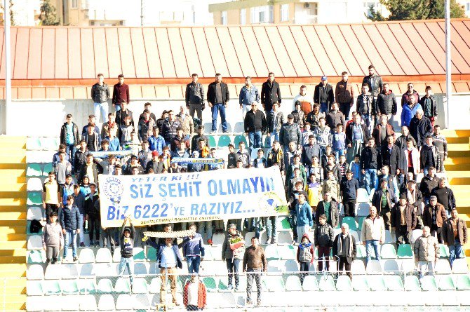 Tarsus İdman Yurdulu Futbolcuları Asker Selamıyla Sahaya Çıktı