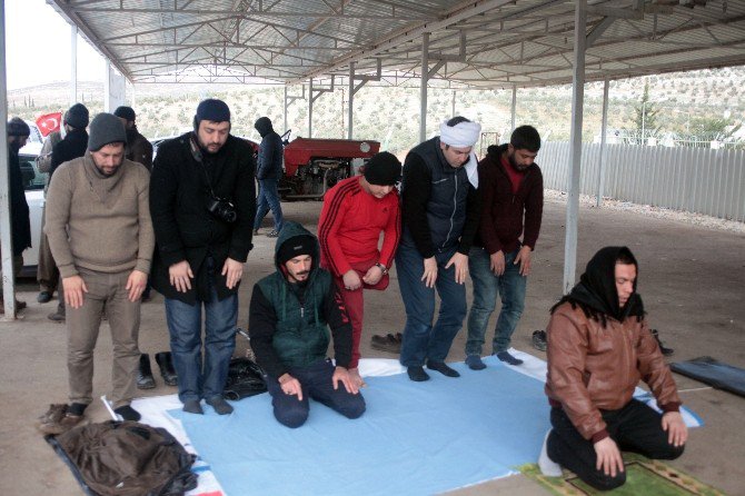 Savaşta Bacağını Kaybeden Çocuk Türkiye’ye Gelince Şükür Namazı Kıldı