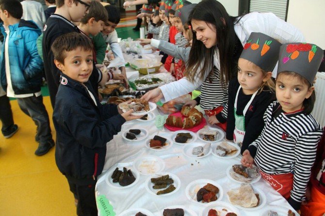 Öğrenciler Düzenledikleri Kermesin Gelirini Hayvan Barınağına Bağışladı