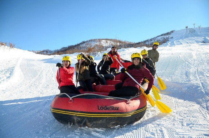 Tunceli’de Kar Raftingi Keyfi