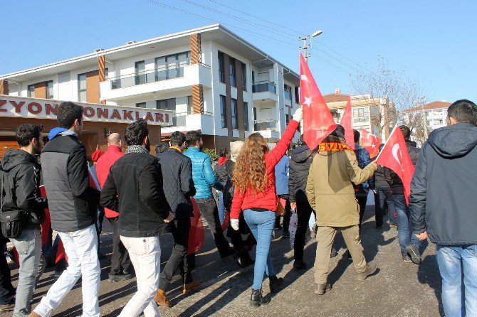 Yalova’da Vatandaşlar Dev Türk Bayrağı İle Yürüdü