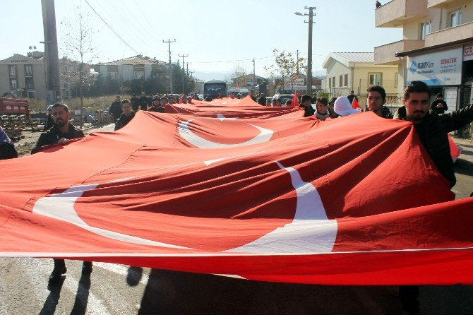 Yalova’da Vatandaşlar Dev Türk Bayrağı İle Yürüdü